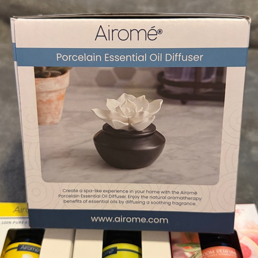 Airome Gardenia Porcelain Essential Oil Diffuser with 7 Oils NWT - Picture 5 of 9